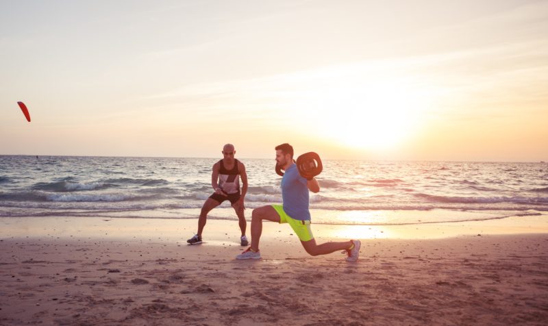 Fortalecimento de perna feito com o auxílio de personal trainer