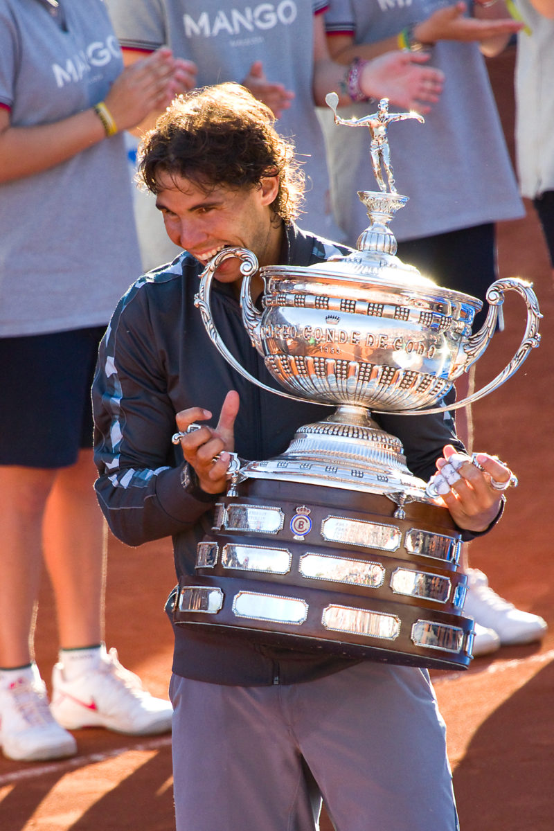 Rafael Nadal morde a taça após mais uma conquista em Roland Garros.