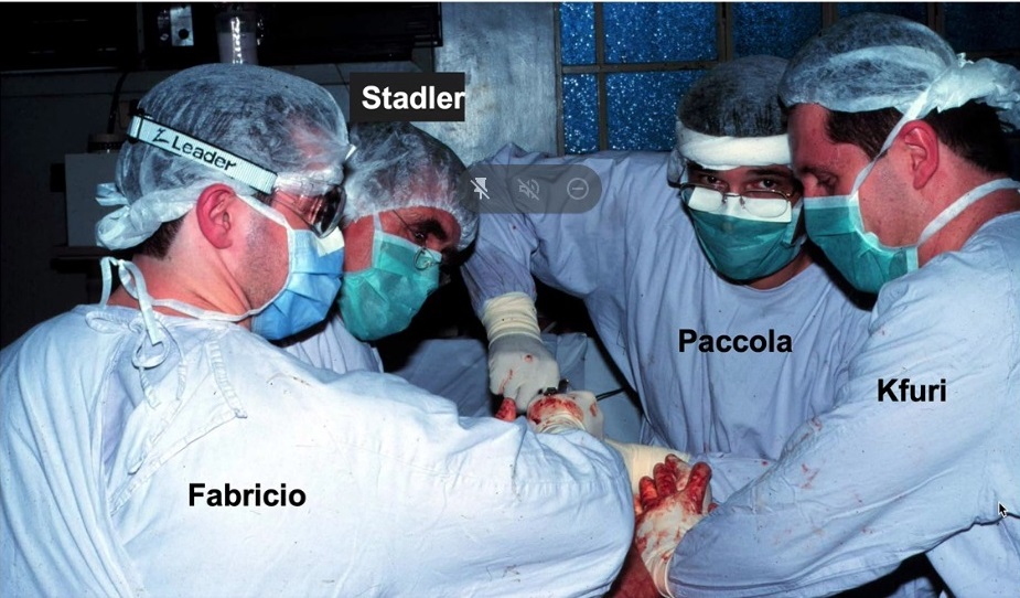 Da esquerda para a direita, os Drs. Fabricio Fogagnolo, Jurgen Stadler, Cleber Pacolla e Mauricio Kfuri operando e usando técnicas AO.